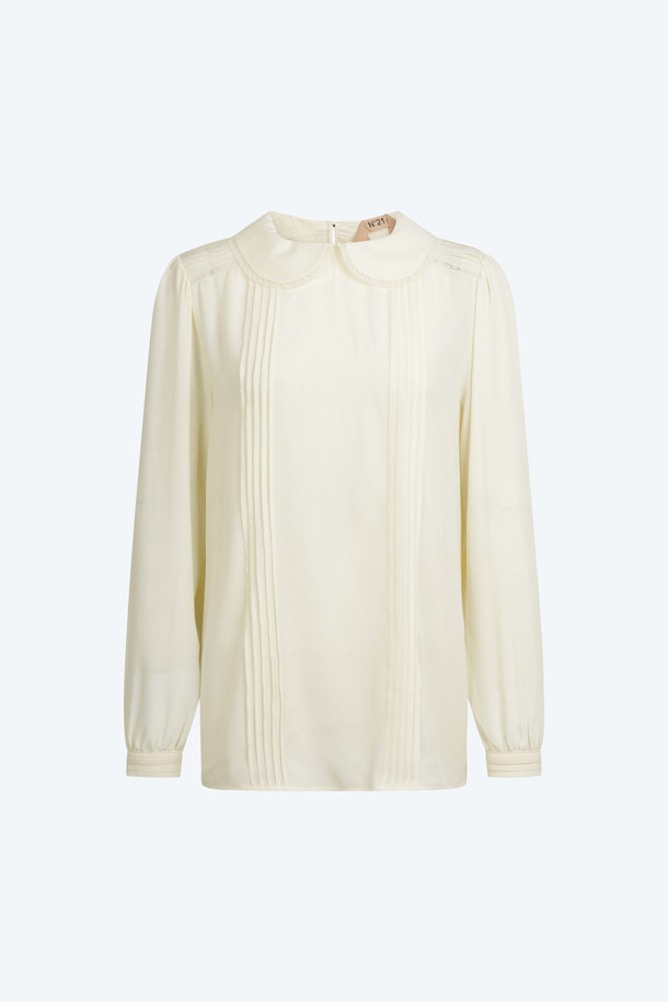 에크루 컬러의 라운드넥 실크 블라우스입니다. 부드러운 촉감과 은은한 광택감이 돋보이는 레귤러핏 디자인으로, 봄, 여름 시즌에 적합합니다. 얇은 두께의 무지 패턴이며, 긴 소매 기장으로 클래식, 미니멀, 시크 스타일을 연출할 수 있습니다. 출근룩, 오피스룩, 모임룩 등 다양한 TPO에 활용 가능합니다.
