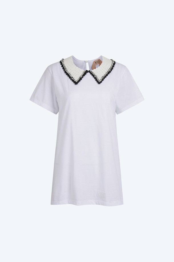 N21 캡슐 컬렉션의 폴로 카라 티셔츠입니다. 클래식하고 페미닌한 무드의 여성 의류로, 봄, 여름 시즌에 착용하기 좋습니다. 네이비와 화이트 두 가지 색상으로 출시되었으며, 부드러운 면 소재로 제작되어 편안한 착용감을 선사합니다. 레귤러 핏과 반소매 디자인으로, 데이트룩, 카페룩, 모임룩 등 다양한 TPO에 활용 가능합니다. 주얼 장식 또는 자수가 포인트로 더해져 미니멀하면서도 세련된 스타일을 연출할 수 있습니다.
