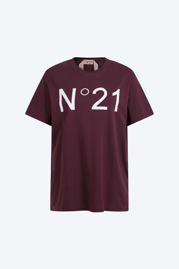 버건디 컬러의 로고 하프슬리브 티셔츠입니다. 면 소재로 제작되어 봄, 여름 시즌에 시원하게 착용 가능합니다. 미니멀한 스타일에 크롭 기장으로 트렌디함을 더했으며, 라운드넥 디자인으로 깔끔한 핏을 선사합니다. 데이트룩, 카페룩 등 다양한 TPO에 활용하기 좋고, 캐주얼, 클래식 스타일을 모두 소화할 수 있습니다. N21 브랜드 로고 프린팅으로 포인트를 더했습니다.
