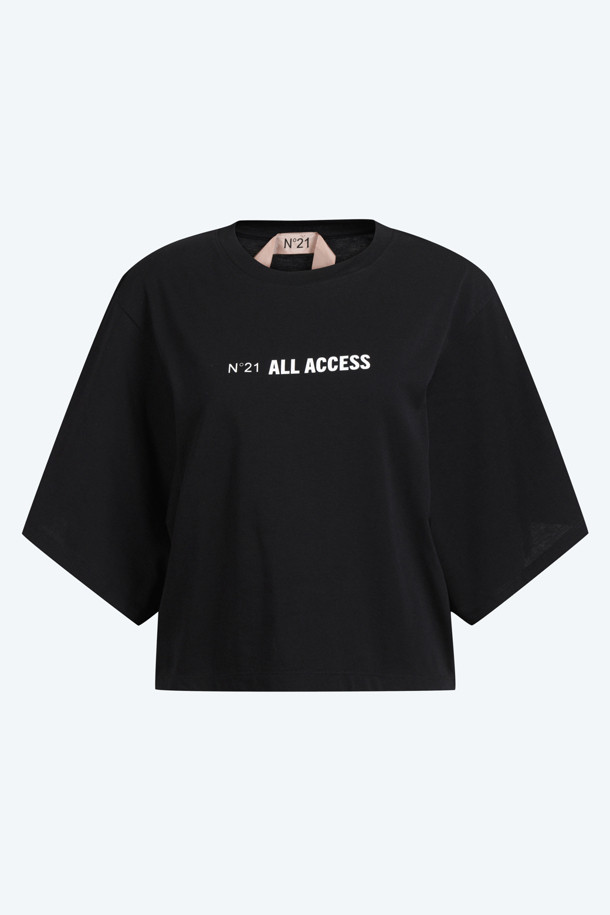 블랙 컬러의 남녀 공용 프린팅 티셔츠입니다. 봄, 여름 시즌에 어울리는 면 소재의 오버핏 반소매 티셔츠로, 캐주얼한 스타일을 연출하기 좋습니다. 라운드넥 디자인에 레터링 및 프린팅 무늬가 돋보이며, '동네 마실룩'이나 '여행룩'에 활용하기 좋습니다. 캐주얼, 미니멀, 스트리트 스타일을 즐겨 입는 분들께 추천하며, N21 Pre Collection 제품입니다.
