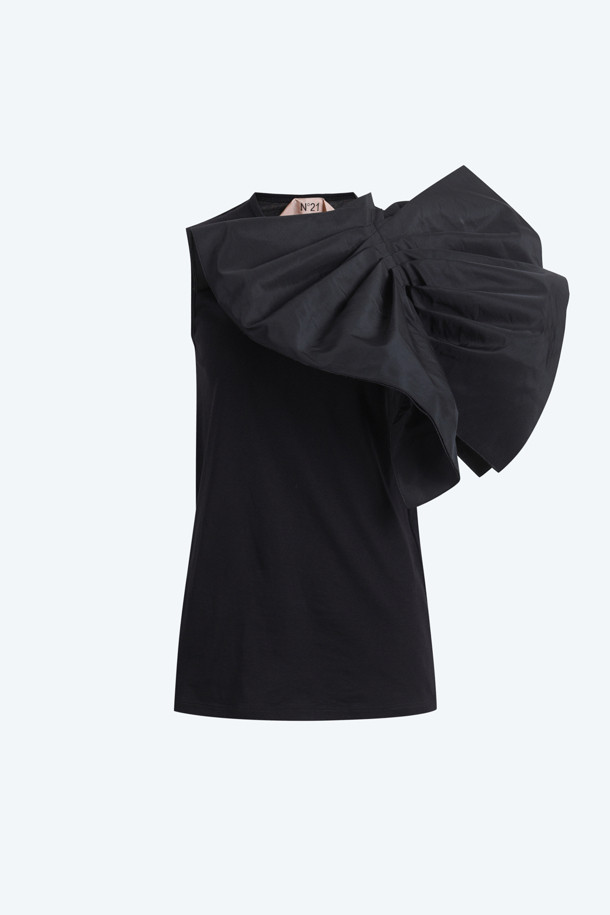 **빅플라워 티셔츠**

여성스러운 매력을 돋보이게 해줄 빅플라워 티셔츠입니다. 페미닌하고 우아한 스타일을 연출하며, 오프숄더 디자인으로 쇄골 라인을 드러내 여성스러운 분위기를 더합니다. 크롭 기장으로 다리가 길어 보이는 효과를 주며, 봄, 여름 시즌에 시원하게 착용할 수 있습니다. 데이트룩, 카페룩, 모임룩 등 다양한 TPO에 활용 가능하며, 로맨틱, 미니멀, 클래식한 스타일을 즐겨 입는 분들께 추천합니다. 특히, 리본 디테일이 더해져 사랑스러운 포인트를 더했습니다.
