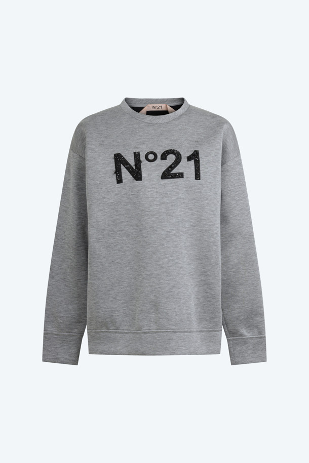세련된 스타일을 완성할 비즈 로고 스웻셔츠입니다. 부드러운 기모 면 소재로 제작되어 가을, 겨울 시즌 따뜻하고 편안하게 착용할 수 있습니다. 베이직한 디자인에 N21 로고와 비즈 장식이 더해져 캐주얼, 미니멀, 클래식 스타일을 연출하기 좋습니다. 라운드넥과 긴소매, 크롭 기장으로 유행을 타지 않고 데일리하게 즐길 수 있는 아이템입니다. 그레이, 블랙 두 가지 색상으로 출시되어 취향에 맞게 선택 가능합니다.
