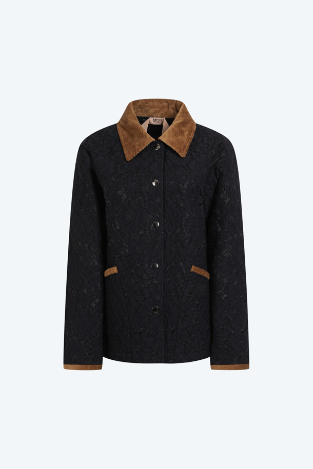 **레이스 점퍼**

클래식한 무드의 여성 레이스 점퍼입니다. 부드러운 코듀로이 소재에 엠브로이더리 레이스 원단으로 포인트를 주어 고급스러운 느낌을 선사합니다. 블랙과 브라운 두 가지 색상으로 출시되었으며, 레귤러 핏과 적당한 두께감으로 봄, 가을 간절기에 활용하기 좋습니다. 코듀로이 칼라와 메탈 버튼 디테일, 그리고 소매 디테일이 더해져 세련된 스타일을 완성합니다. 데이트룩 또는 모임룩으로 추천하며, 미니멀, 캐주얼 스타일에 잘 어울립니다.
