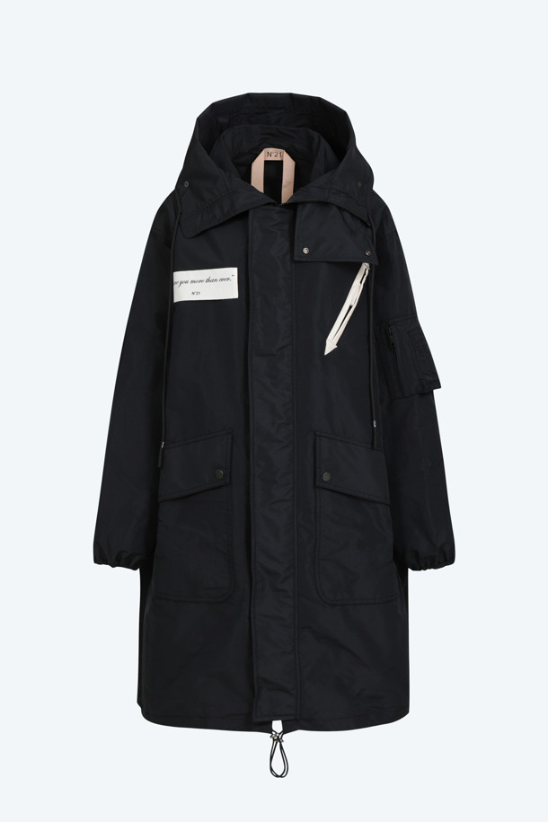 밀리터리 점퍼 (Unisex)는 블랙 컬러의 오버핏 디자인으로, 봄, 가을에 착용하기 좋은 아우터입니다. 지퍼 여밈 방식과 화이트 지퍼 디테일이 특징이며, 밀리터리 스타일의 무지 패턴으로 캐주얼, 미니멀, 시티보이 룩을 연출하기 좋습니다. 긴 소매 기장과 택 디자인으로 포인트를 더했습니다. 유니섹스 디자인으로 남녀 모두 편안하게 착용할 수 있습니다.
