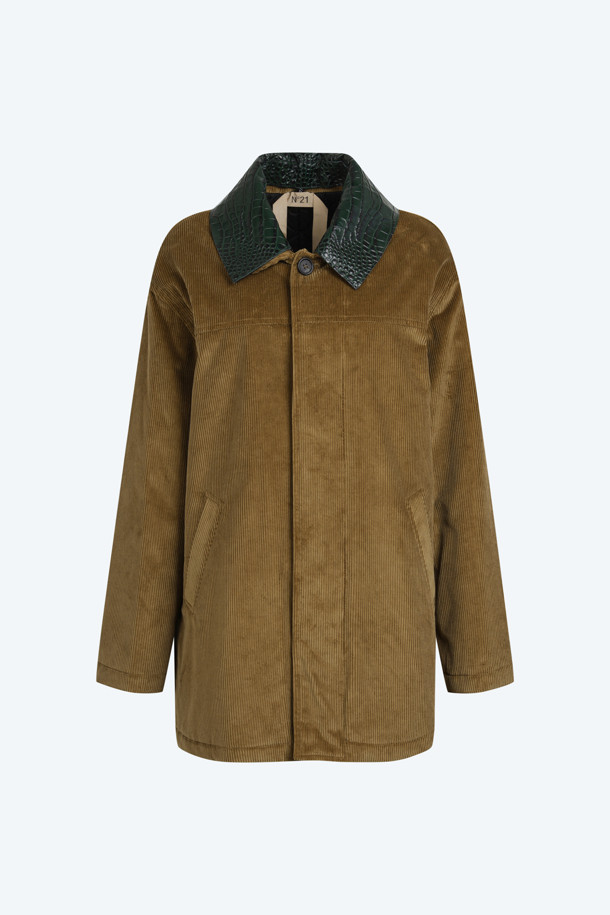 부드러운 코듀로이 소재의 브라운 컬러 코듀로이 점퍼입니다. 가을, 겨울 시즌에 어울리며, 캐주얼, 클래식, 미니멀 스타일을 모두 소화할 수 있습니다. 쌀쌀한 날씨에 레이어링하여 따뜻하게 입을 수 있으며, 일상과 모임룩에 두루 활용 가능합니다. 루즈핏으로 편안한 착용감을 선사하며, 인조가죽 칼라 디테일이 돋보이는 디자인입니다. 집업 스타일로 간편하게 여밀 수 있는 실용적인 아우터입니다.
