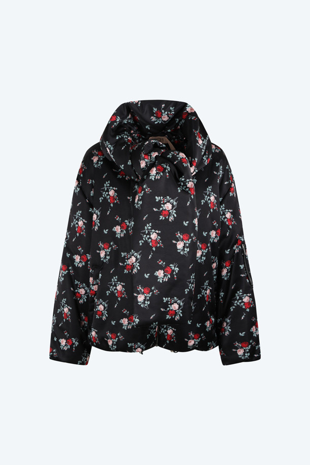 화사한 플라워 패턴이 돋보이는 숏 기장의 여성용 패딩입니다. 부드러운 폴리에스테르 소재로 제작되어 포근한 착용감을 선사하며, 겨울철 보온성을 책임집니다. 탈부착 가능한 머플러가 있어 다양한 스타일 연출이 가능하며, 집업 스타일로 간편하게 입고 벗을 수 있습니다. 레귤러핏 디자인으로 편안한 착용감을 제공하며, 경량 소재로 활동성을 높였습니다. 블랙, 화이트 두 가지 컬러로 출시되어, 페미닌하고 로맨틱한 겨울 스타일을 완성합니다.
