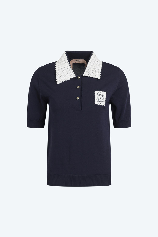 네이비 컬러의 레이스 폴로 니트입니다. 부드러운 비스코스 혼방 소재와 울 소재로 제작되어 봄, 가을에 착용하기 좋습니다. 로맨틱하고 모던한 무드를 연출하며, 레귤러핏과 반소매 기장으로 편안하게 착용할 수 있습니다. 레이스 칼라와 포켓, 메탈 버튼 디테일이 돋보이며, 데이트룩, 카페룩, 모임룩 등 다양한 TPO에 활용 가능합니다. N21 캡슐 컬렉션으로, 클래식, 로맨틱, 미니멀 스타일을 즐기는 여성분들께 추천합니다.
