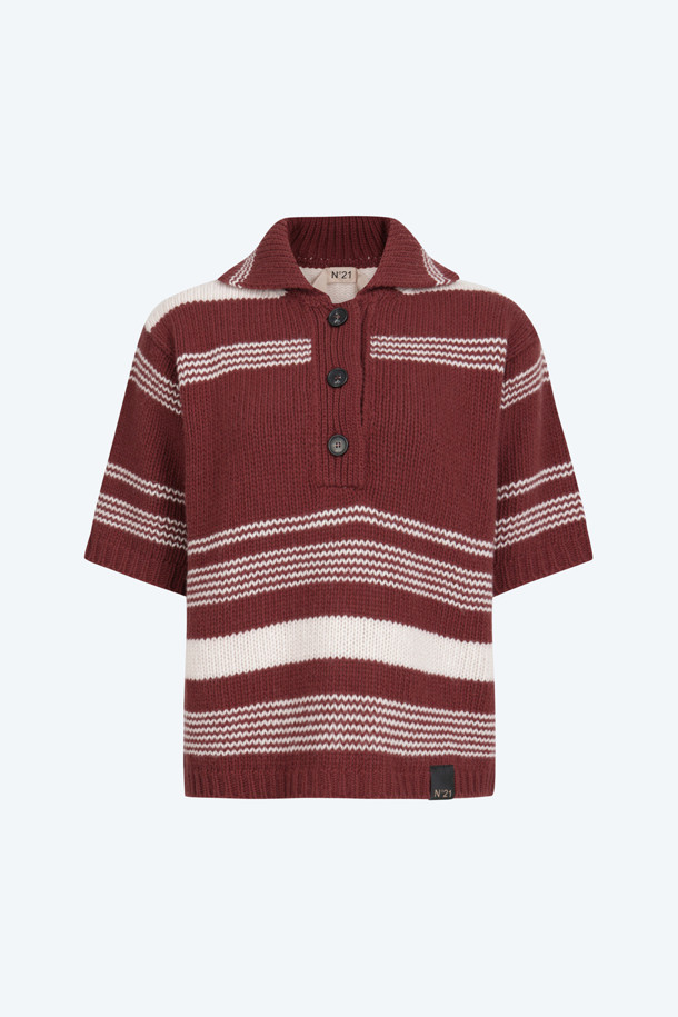 세련된 스타일을 완성하는 여성용 스트라이프 폴로 니트입니다. 봄, 여름 시즌에 어울리는 레귤러 핏의 반소매 디자인으로, 모던한 스타일을 연출합니다. 레드, 화이트 두 가지 컬러로 제공되며, 폴로넥과 스트라이프 패턴이 특징입니다. 데이트룩, 카페룩 등 다양한 TPO에 활용 가능하며, 클래식, 미니멀, 캐주얼 스타일을 즐기는 분들께 추천합니다. 셋업 스커트와 함께 매치하여 더욱 세련된 룩을 연출할 수 있습니다.
