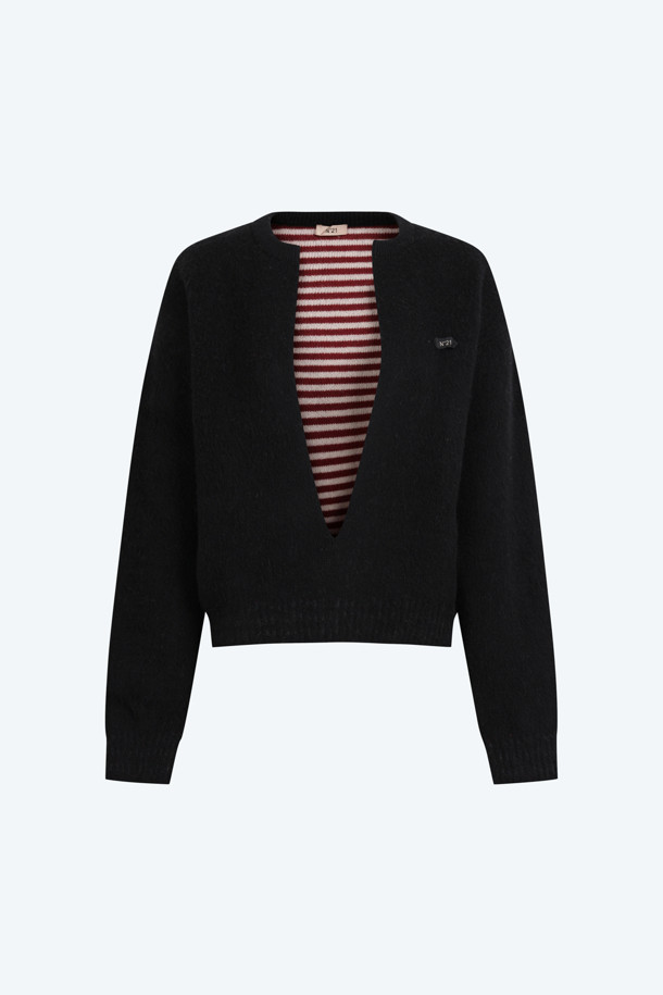 세련된 데이트룩과 카페룩을 완성하는 여성용 브이넥 크롭 풀오버 니트입니다. 봄, 가을 시즌에 어울리는 베이직 스타일의 블랙 컬러 무지 디자인으로, 레귤러핏으로 편안하게 착용 가능합니다. 긴 소매와 리버서블 디자인으로 다양한 연출이 가능하며, 니트 소재 특유의 부드러운 촉감을 선사합니다. 미니멀, 클래식, 캐주얼 등 어떤 스타일에도 잘 어울리는 활용도 높은 아이템입니다.
