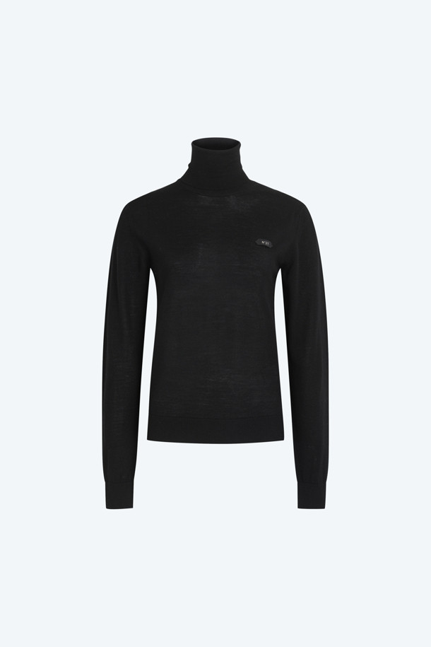 **로고택 터틀넥 니트**

블랙 컬러의 로고택 터틀넥 니트입니다. 버진울 100% 소재로 제작되어 부드러운 촉감을 선사하며, 가을, 겨울 시즌에 따뜻하게 착용할 수 있습니다. 레귤러핏으로 편안한 착용감을 제공하며, 두꺼운 두께감으로 보온성을 높였습니다. 가슴 위 스몰 로고택 디테일이 돋보이며, 미니멀, 베이직 스타일을 연출하기 좋습니다. 가디건과 함께 셋업 스타일링으로도 활용 가능하여 겨울 데일리룩, 모임룩, 오피스룩 등 다양한 TPO에 매치할 수 있습니다.
