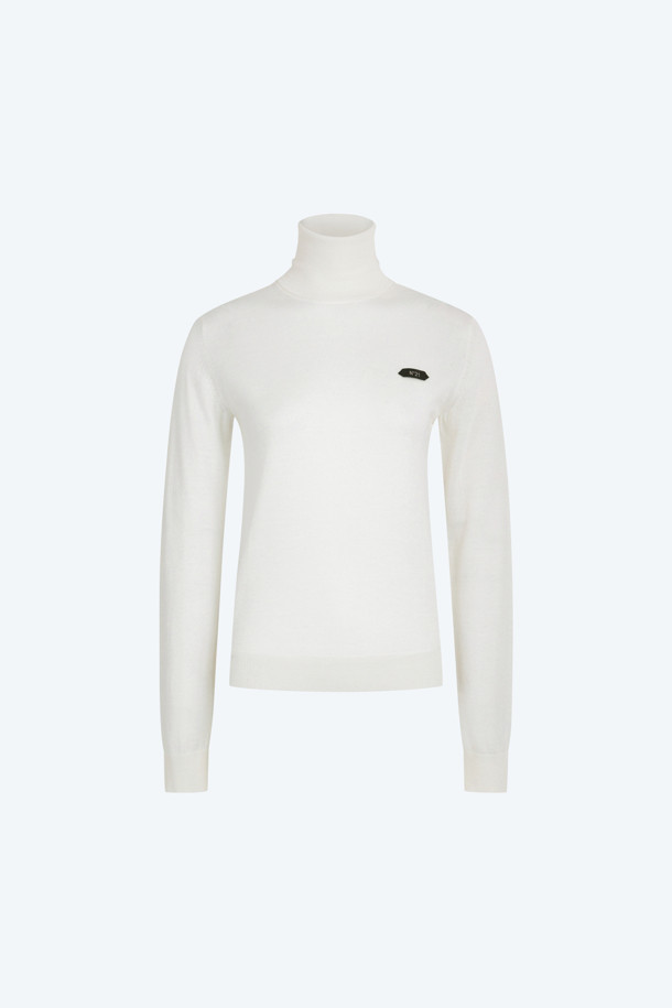 세련된 분위기를 연출하는 로고택 터틀넥 니트입니다. 부드러운 버진울 100% 소재로 제작되어 뛰어난 착용감과 보온성을 자랑합니다. 가슴 부분의 스몰 로고택 디테일이 은은하게 포인트를 더하며, 레귤러핏으로 편안하게 착용 가능합니다. 가을, 겨울 시즌 데일리룩, 오피스룩, 모임룩 등 다양한 TPO에 활용하기 좋으며, 가디건과 함께 셋업 스타일링도 연출할 수 있습니다. 미니멀하고 베이직한 스타일을 선호하는 분들께 추천합니다.
