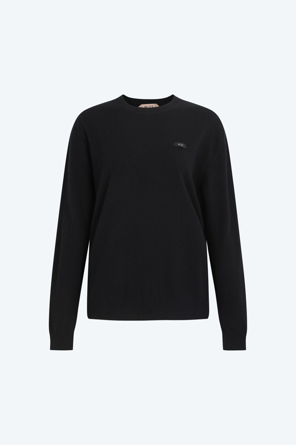 로고택 크루넥 니트는 가을과 겨울에 어울리는, 부드러운 촉감의 버진울 100% 소재 니트입니다. 베이직하고 미니멀한 스타일로 제작되어, 일상 어디에나 편안하게 착용 가능합니다. 루즈핏 라운드넥 디자인에 가슴 위 스몰 로고택 디테일이 포인트이며, 긴 소매와 두꺼운 두께감으로 따뜻함을 더했습니다. 겨울 데일리룩, 모임룩, 카페룩 등 다양한 TPO에 활용하기 좋은 아이템입니다. 미니멀, 클래식, 캐주얼 스타일을 즐겨 입는 분들께 추천합니다.
