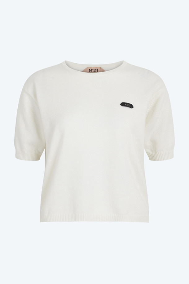 아이보리, 화이트 컬러의 "로고택" 하프슬리브 니트입니다. 부드러운 촉감의 버진울 100% 소재로 제작되어 봄, 여름 시즌에 착용하기 좋습니다. 레귤러핏 라운드넥 디자인에 가디건과 셋업 스타일링이 가능하며, 미니멀하고 베이직한 스타일을 연출합니다. 가슴 위 스몰 로고택 디테일이 특징이며, 일상, 카페룩, 데이트룩 등 다양한 TPO에 활용할 수 있습니다.
