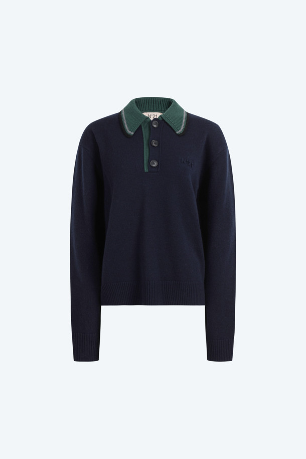 네이비와 초록, 두 가지 색상으로 만나볼 수 있는 폴로 카라 오버 니트입니다. 울 100% 소재로 제작되어 부드러운 촉감과 뛰어난 보온성을 자랑하며, 가을, 겨울에 따뜻하게 착용하기 좋습니다. 손등을 덮는 긴 소매와 여리여리한 실루엣을 연출해 주는 오버핏 디자인으로, 모던하고 베이직한 스타일을 완성합니다. 일상, 카페, 모임 등 다양한 TPO에 활용하기 좋으며, 클래식, 미니멀, 캐주얼 스타일을 즐겨 입는 여성분들께 추천합니다.
