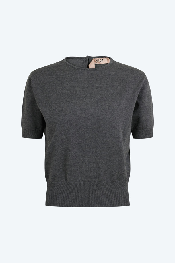 **울 크롭 하프슬리브 니트**는 여성용 상의로, 멜란지 그레이와 블랙 두 가지 색상으로 제공됩니다. 봄, 가을, 겨울 계절에 적합하며, 베이직한 스타일을 추구하는 분들께 이상적입니다. 울 소재로 제작되어 부드러운 촉감을 선사하며, 라운드넥과 크롭 기장, 하프 슬리브 디자인으로 세련된 실루엣을 연출합니다. 이너 또는 단독으로 착용 가능하여 다양한 스타일을 연출할 수 있는 활용도 높은 아이템입니다.
