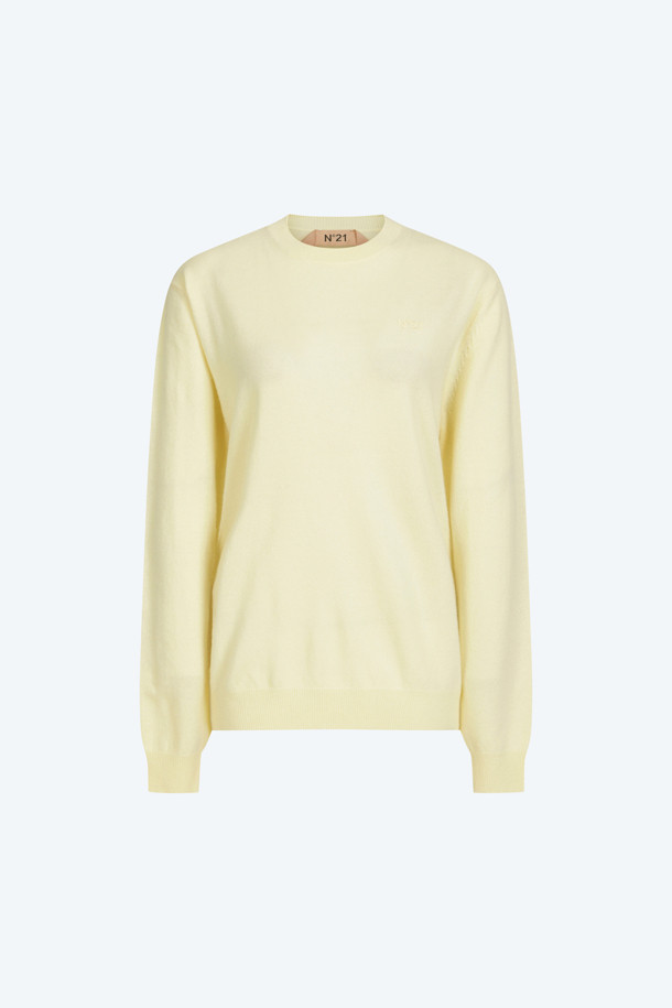 부드러운 캐시미어 소재로 제작된 여성용 크루넥 니트입니다. 가을, 겨울 시즌에 활용하기 좋은 두꺼운 두께감으로 보온성을 높였으며, 레귤러핏으로 편안하게 착용 가능합니다. 파스텔 옐로우, 핑크, 그레이 세 가지 컬러로 만나볼 수 있으며, 베이직한 디자인으로 겨울 데일리룩, 집콕룩, 카페룩 등 다양한 TPO에 매치하기 좋습니다. 클래식, 미니멀, 캐주얼 스타일을 즐겨 입는 분들에게 추천하는 무지 니트입니다. 캐시미어 100% 소재로 부드러운 촉감을 선사합니다.
