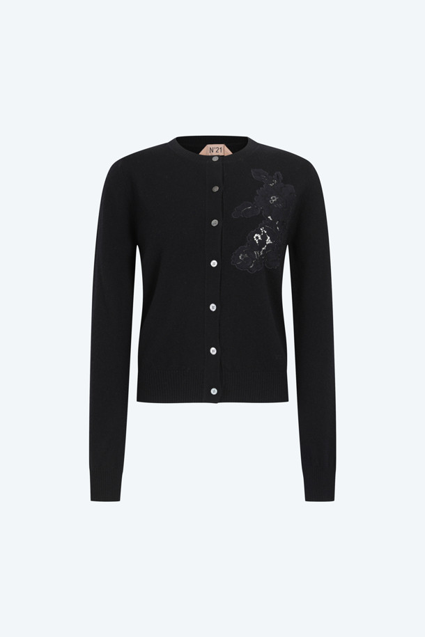 우아하고 모던한 분위기를 연출하는 레이스 엠브로이더리 가디건입니다. 봄, 가을에 어울리는 얇은 두께감의 울 혼방 소재로 제작되어 부드럽고 편안한 착용감을 선사합니다. 섬세한 레이스 엠브로이더리 패치 디테일이 특징이며, 라운드넥 디자인으로 여성스러운 실루엣을 강조합니다. 데이트룩, 카페룩, 모임룩 등 다양한 TPO에 활용 가능하며, 클래식, 미니멀 또는 로맨틱 스타일을 즐겨 입는 여성분들께 추천합니다. 반팔 니트 셋업과 함께 매치하여 더욱 스타일리시하게 연출할 수 있습니다. 블랙과 그레이 두 가지 컬러로 만나보세요.
