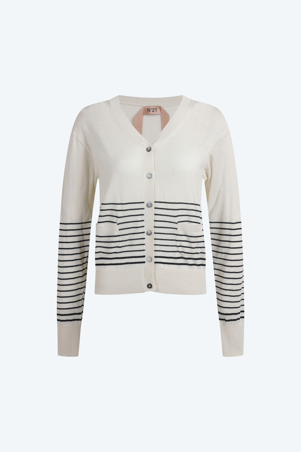 아이보리 컬러의 여성용 스트라이프 가디건입니다. 봄, 가을에 어울리는 크롭 기장의 브이넥 디자인으로, 모던하고 베이직한 스타일을 연출합니다. 긴소매에 스몰 포켓 디테일과 버튼 여밈으로 포인트를 더하여 클래식, 미니멀, 캐주얼 등 다양한 스타일을 소화할 수 있습니다. 데이트룩, 카페룩, 봄 소풍룩에 매치하여 세련된 분위기를 낼 수 있는 아이템입니다.
