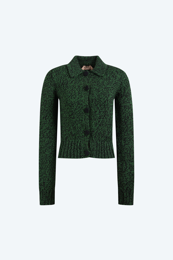 부드러운 촉감이 돋보이는 멀티 그린 스웨터입니다. 고급스러운 스타일과 미니멀한 디자인으로 모임룩에 적합합니다. 비스코스와 폴리아미드 혼방 소재로 제작되어 편안한 착용감을 선사하며, 신축성이 있어 활동성을 높였습니다. 긴 소매 기장으로 간절기부터 겨울까지 폭넓게 활용 가능하며, 그린 컬러가 세련된 분위기를 더합니다.
