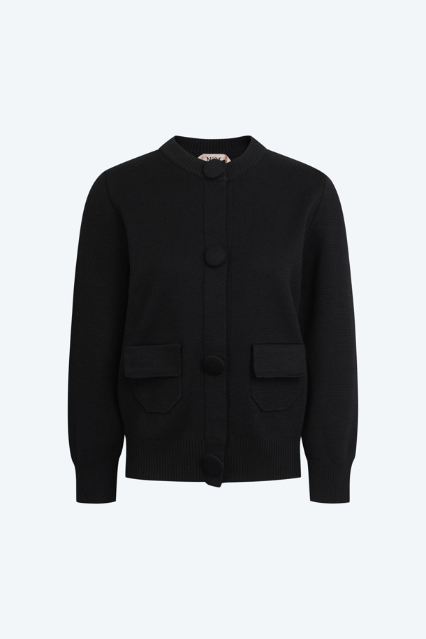 **라운드 버튼 가디건**

부드러운 울 소재의 라운드넥 가디건으로, 멜란지 그레이와 블랙 두 가지 색상으로 만나보실 수 있습니다. 도톰한 두께감과 긴 소매 기장으로 가을, 겨울철 따뜻하게 착용하기 좋습니다. 베이직한 디자인과 레귤러핏으로 다양한 이너와 레이어드하여 클래식, 미니멀, 캐주얼 등 폭넓은 스타일을 연출할 수 있습니다. 특히 출근룩에 활용하기 좋으며, 버튼 여밈 방식으로 간편하게 착용할 수 있습니다.
