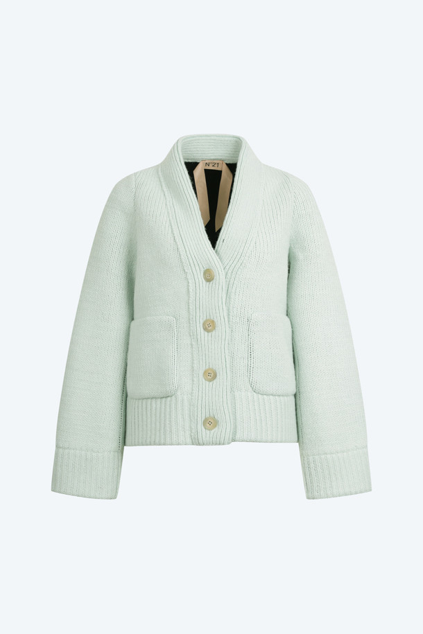 미니멀한 무드의 오버핏 본디드 가디건입니다. 울 소재로 제작되어 가을, 겨울철 따뜻하게 착용할 수 있으며, 두꺼운 두께감과 더블 본딩 안감으로 보온성을 높였습니다. 브이넥 디자인에 긴 소매 기장으로, 출근룩이나 모임룩 등 다양한 TPO에 활용 가능합니다. 구조적인 실루엣이 특징이며, 민트 색상으로 포인트를 더했습니다. 시크하고 클래식한 스타일 연출에 적합합니다.
