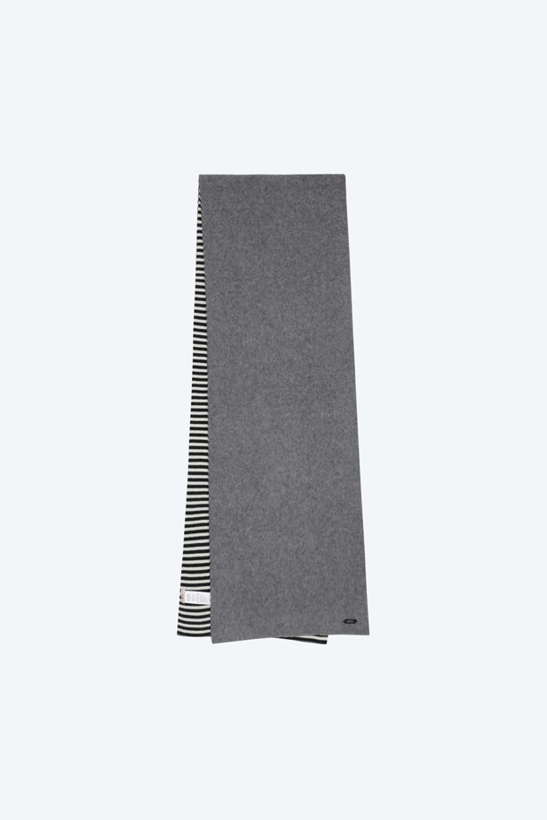 가을, 겨울 시즌을 위한 리버서블 머플러입니다. 부드러운 버진울 소재로 제작되어 포근한 착용감을 선사하며, 두꺼운 두께감으로 보온성을 높였습니다. 그레이 컬러 바탕에 스트라이프 패턴이 더해져 베이직하면서도 세련된 스타일을 연출합니다. 양면 사용이 가능한 리버서블 디자인으로, 하나의 머플러로 다양한 스타일을 연출할 수 있어 활용도가 높습니다. 겨울 데일리룩, 산책룩 등 캐주얼, 클래식, 미니멀 스타일을 즐겨 입는 분들께 추천합니다.
