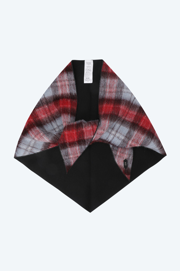 **쁘띠 체크 머플러**

가을, 겨울 시즌 캐주얼 스타일을 완성하는 쁘띠 체크 머플러입니다. 민트, 레드, 블랙 세 가지 색상으로 출시되어 데일리룩이나 산책룩에 포인트를 더합니다. 21 Pre Collection 제품으로, 로고택 디자인이 돋보이는 머플러입니다. 부드러운 촉감과 체크 패턴이 어우러져 클래식하면서도 미니멀한 매력을 선사합니다.
