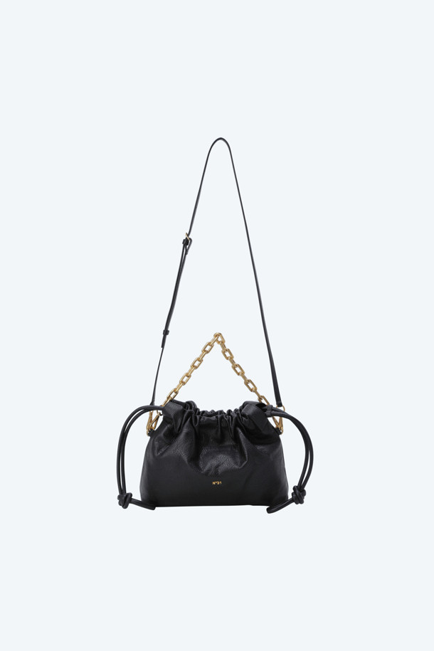 Eva 레더 백은 부드러운 레더 소재로 제작된 여성용 숄더백입니다. 미니멀하고 클래식한 무드를 연출하며, 블랙 색상과 무지 디자인으로 어떤 룩에도 잘 어울립니다. 버킷 형태에 조임용 끈으로 여닫는 방식이며, 체인 디자인 장식이 포인트를 더합니다. 숄더 스트랩이 있어 숄더백, 크로스백, 클러치로 다양하게 활용 가능하여 데이트룩이나 모임룩에 적합합니다.
