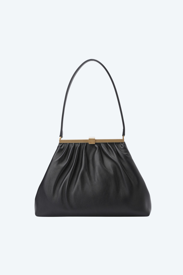 레더 Jeanne(잔느) 숄더백은 부드러운 촉감의 나파 가죽 소재로 제작된 여성용 숄더백입니다. 미디엄 사이즈의 블랙 컬러 무지 디자인으로, 클래식, 미니멀, 시크 스타일을 연출하기 좋습니다. 메탈 클로징과 주름 디테일이 돋보이며, 오피스룩, 모임룩, 소개팅룩 등 다양한 TPO에 활용할 수 있습니다. 프리미엄 가죽 소재와 클래식한 디자인으로 세련된 스타일을 완성해 보세요.
