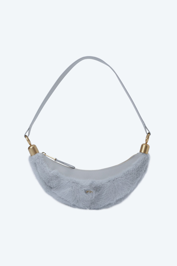 부드러운 에코퍼 소재와 바나나형 디자인이 돋보이는 여성용 인조 퍼 바나나 백입니다. 브라운과 펄그레이 두 가지 색상으로 출시되어, 어떤 스타일에도 매치하기 용이합니다. 곡선 실루엣과 몸에 감기는 디자인은 편안한 착용감을 선사하며, 부드러운 터치감과 따뜻한 느낌으로 포근함을 더합니다. 캐주얼, 미니멀, 클래식 스타일을 즐겨 입는 분들께 데이트룩, 모임룩, 산책룩 등 다양한 TPO에 활용 가능하며, 소지품을 안전하게 보관할 수 있습니다.
