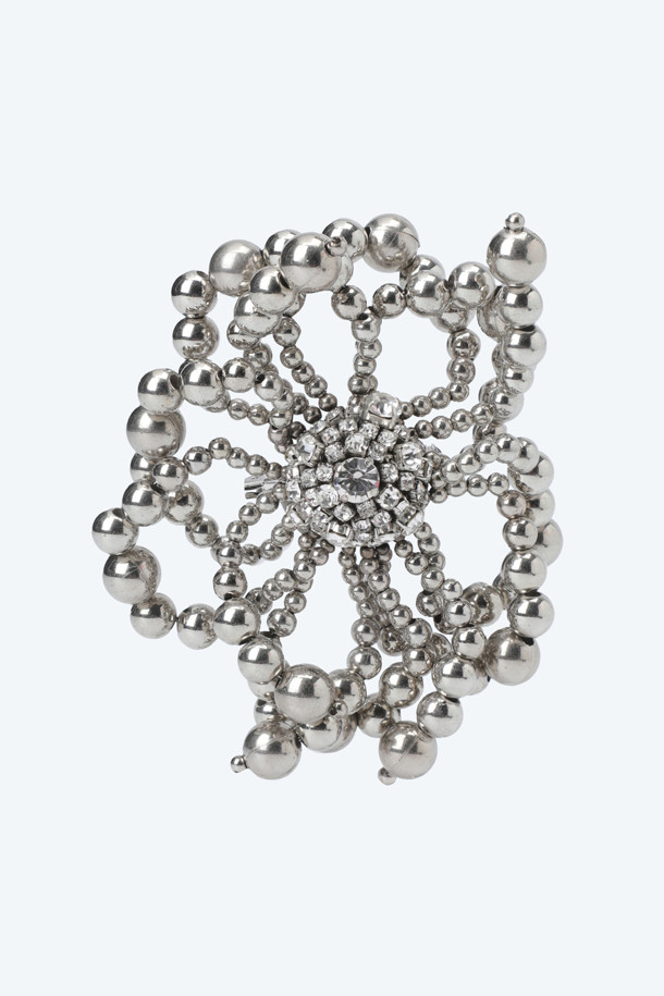 실버 금속 소재의 플라워 브로치입니다. 꽃봉우리 모양에 다양한 크기의 금속 구슬 장식이 더해져 엘레강스한 무드를 연출합니다. 데이트룩, 모임룩, 파티룩 등 특별한 날에 포인트를 줄 수 있습니다. 클래식, 로맨틱, 미니멀 스타일을 즐겨 입는 여성분들께 추천합니다. 섬세한 디자인과 아름다운 실루엣으로 당신의 스타일을 더욱 돋보이게 해 보세요.
