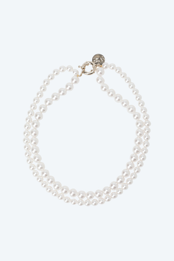 N21 더블 펄 넥크리스는 우아함과 클래식한 매력을 선사하는 여성용 목걸이입니다. 화이트 컬러의 진주 소재로 제작되었으며, 데일리룩, 데이트룩, 모임룩, 파티룩 등 TPO에 구애받지 않고 착용하기 좋습니다. 서로 다른 크기의 진주를 조합하고 더블 라인 디자인으로 세련된 포인트를 더했습니다. 클래식, 미니멀, 로맨틱 스타일을 즐기는 여성들에게 훌륭한 선택이 될 것입니다.
