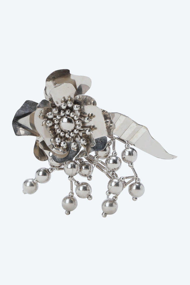 플라워 디테일 브로치는 여성스러움을 극대화하는 실버 컬러의 브로치입니다. 에폭시 소재로 제작되었으며, 꽃과 나뭇가지 모티프에 비즈와 리본 장식이 더해져 엘레강스한 분위기를 연출합니다. 데이트룩, 모임룩, 파티룩 등 특별한 날에 포인트 아이템으로 활용하기 좋습니다. 클래식하면서도 로맨틱한 스타일을 완성하는 매력적인 브로치입니다. 꽃잎에 섬세하게 장식된 진주 디테일과 리본이 우아함을 더합니다.
