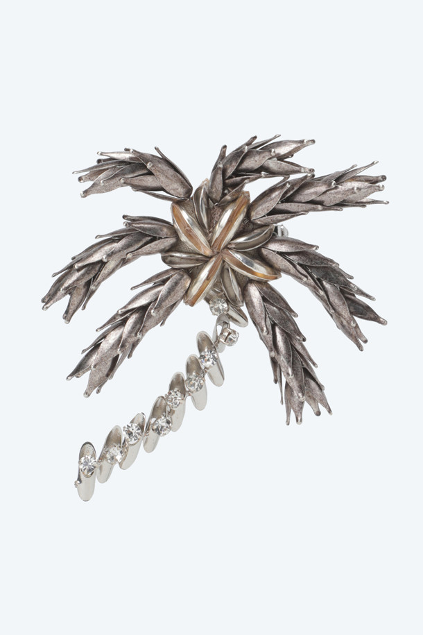 팜트리 브로치는 야자수 실루엣 디자인과 반짝이는 큐빅 장식이 조화롭게 어우러진 여성 브로치입니다. 실버 컬러의 에폭시 소재로 제작되었으며, 7*6cm의 적절한 사이즈로 시원한 느낌을 줍니다. 휴가룩, 리조트룩, 휴양지룩과 같은 TPO에 잘 어울리며, 리조트, 에스닉, 로맨틱 스타일을 연출하기 좋습니다. 팜트리 무늬는 이국적인 분위기를 더해줍니다.
