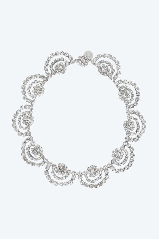 볼드 주얼 넥클리스는 화려하고 고급스러운 스타일을 연출해 주는 여성 목걸이입니다. 다양한 크기의 큐빅 장식이 섬세하게 세팅되어 있어, 은은하게 빛나는 실버 컬러가 돋보입니다. 데일리룩이나 파티룩에 포인트를 더해 특별한 날을 더욱 돋보이게 해줍니다. 클래식, 미니멀, 로맨틱 등 다양한 스타일과 매치하여 세련된 분위기를 연출할 수 있으며, 특히 심플한 의상에 착용하면 더욱 돋보이는 아이템입니다. 모임룩에도 잘 어울려 시선을 사로잡는 매력을 더해줍니다.
