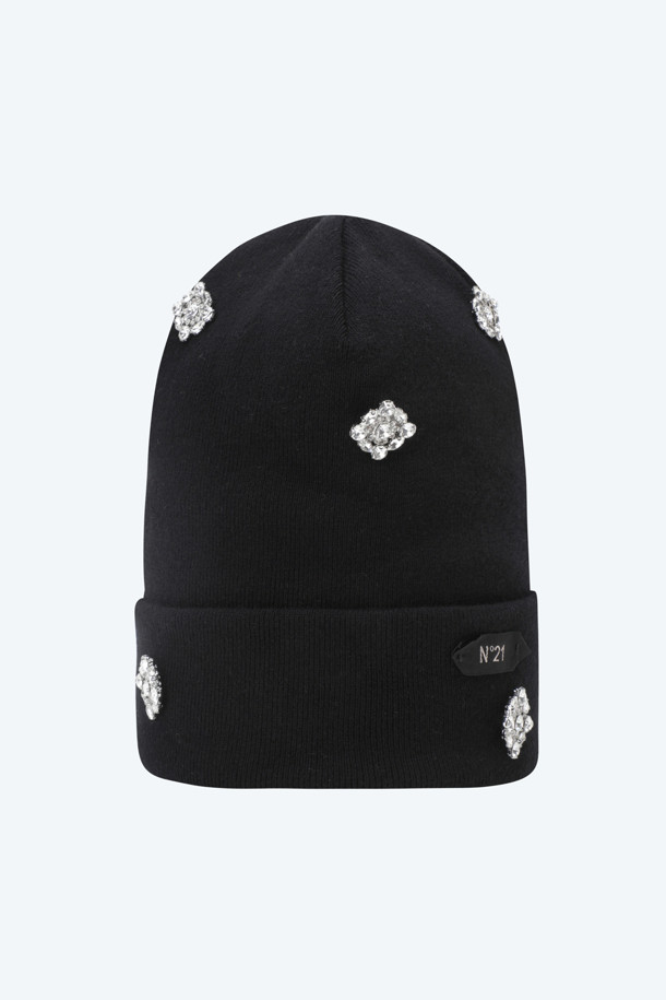 세련된 무드를 연출하는 주얼 디테일 비니입니다. 깊은 모자 깊이와 두꺼운 두께감으로 가을, 겨울철 따뜻하게 착용하기 좋습니다. 고급스러운 버진울 소재를 사용하여 부드러운 촉감을 선사합니다. 블랙 컬러의 무지 디자인에 주얼 장식을 더해 클래식, 미니멀, 캐주얼 등 다양한 스타일과 믹스매치하기 좋습니다. 출근룩과 연말 모임룩에 포인트를 더해보세요.
