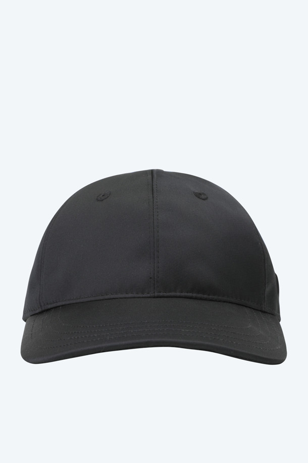 N21 (엔투애니원) 로고 사틴 캡은 부드러운 촉감의 사틴 소재로 제작되어 편안한 착용감을 선사합니다. 챙 넓이가 8cm로 햇빛 가리개 역할을 하며, 일상에서 캐주얼, 미니멀, 스포티한 스타일을 연출하기 좋습니다. 핑크, 스카이블루, 블랙 세 가지 색상으로 출시되어 취향에 맞게 선택할 수 있으며, N21 로고 엠보싱 장식이 디자인의 포인트입니다. 봄, 여름, 가을 계절에 산책룩, 동네 마실룩, 여행룩 등 다양한 TPO에 활용하기 좋은 아이템입니다. 공용으로 착용 가능합니다.
