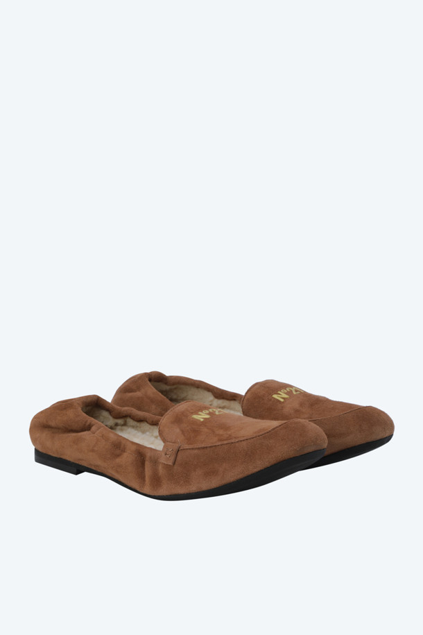 부드러운 스웨이드 소재와 염소가죽으로 제작되어 편안한 착용감을 선사하는 탄(Tan) 컬러의 여성용 플랫슈즈입니다. 1cm 굽 높이의 플랫 디자인과 라운드 토우가 발을 더욱 여성스럽게 연출하며, 안감은 시어링으로 마감하여 포근함을 더했습니다. 슬립온 스타일로 편하게 신고 벗을 수 있으며, 로우컷 탑라인이 발목을 드러내 다리가 길어 보이는 효과를 줍니다. 클래식, 미니멀, 캐주얼 스타일 모두 소화 가능하며, 골드 로고 장식이 고급스러움을 더해 데이트룩, 동네 마실룩, 카페룩 등 다양한 TPO에 활용할 수 있습니다. 봄, 가을 계절에 잘 어울리는 무지 디자인의 플랫슈즈입니다.
