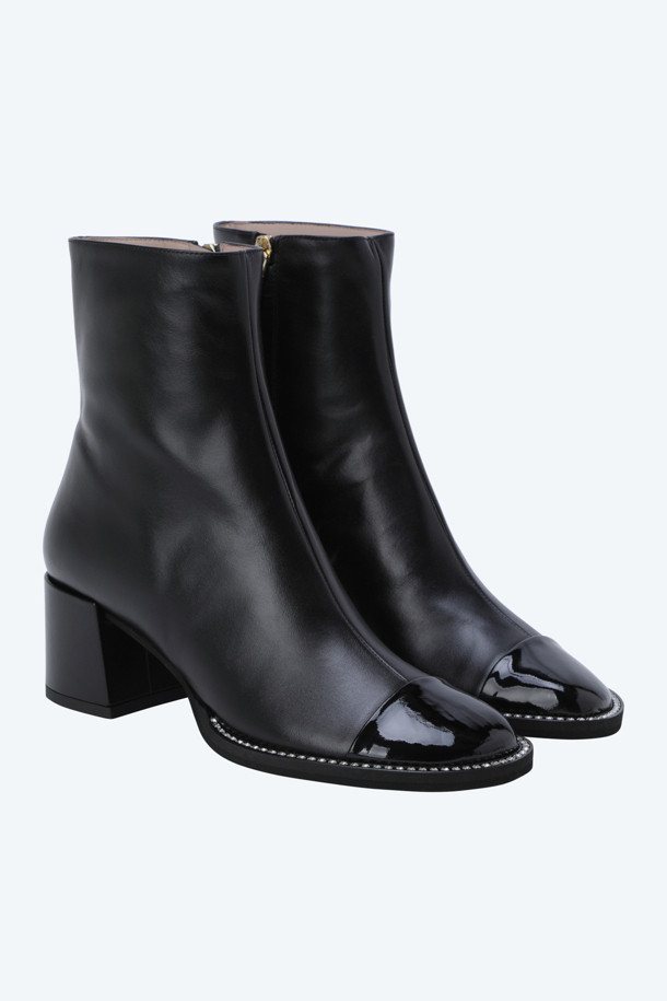 세련된 블랙 레더 부츠로, 가을과 겨울 스타일을 완성하세요. 송아지 가죽 소재에 6cm 통굽으로 제작되어 편안함과 안정감을 선사합니다. 라운드 앞코와 앵클 탑라인, 그리고 톤온톤 주얼 라인 디테일이 시크하면서도 여성스러운 포인트를 더합니다. 겨울 데일리룩, 출근룩, 모임룩 등 다양한 TPO에 활용하여 클래식, 미니멀, 시크 스타일을 연출해 보세요.
