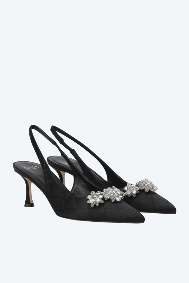 세련된 무드의 여성용 새틴 주얼 슬리퍼입니다. 뾰족코 디자인과 키튼힐 굽으로 다리 라인을 더욱 아름답게 연출해주며, 블랙 색상으로 어떤 스타일에도 잘 어울립니다. 부드러운 새틴 소재에 오픈형 슬링백 스타일로 편안한 착용감을 선사합니다. 비즈 장식과 주얼 장식이 더해져 로맨틱하고 클래식한 분위기를 자아내 데이트룩, 모임룩, 파티룩에 포인트 아이템으로 활용하기 좋습니다.
