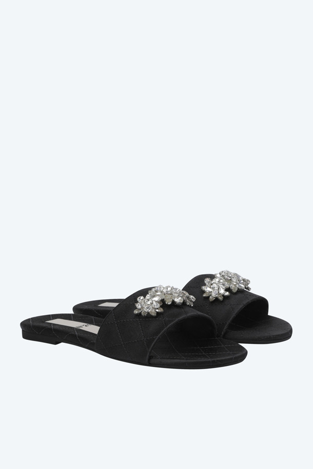 시크한 매력을 더하는 새틴 소재의 블랙 슬링백입니다. 부드러운 새틴 소재가 고급스러운 분위기를 연출하며, 발등을 감싸는 슬링백 디자인으로 편안한 착용감을 선사합니다. 로맨틱, 클래식, 미니멀 스타일 모두 소화 가능하며, 데이트룩, 모임룩, 파티룩 등 다양한 TPO에 활용할 수 있습니다. 섬세한 주얼 장식이 더해져 은은한 포인트를 더합니다. 일상 속 특별함을 더해줄 아이템입니다.
