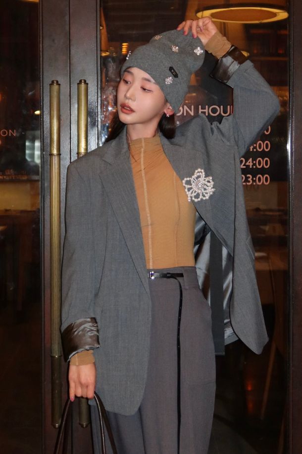 세련된 주얼 장식이 돋보이는 블랙 비니입니다. 버진울 소재로 제작되어 부드러운 촉감과 뛰어난 보온성을 자랑하며, 깊은 모자 깊이로 포근하게 착용할 수 있습니다. 가을, 겨울 시즌에 어울리는 두꺼운 두께감으로 따뜻함을 더하며, N21 프리 컬렉션 디자인으로 고급스러움을 더했습니다. 클래식, 미니멀, 캐주얼 스타일 모두 소화 가능하며, 출근룩과 모임룩에 포인트를 줄 수 있습니다.
