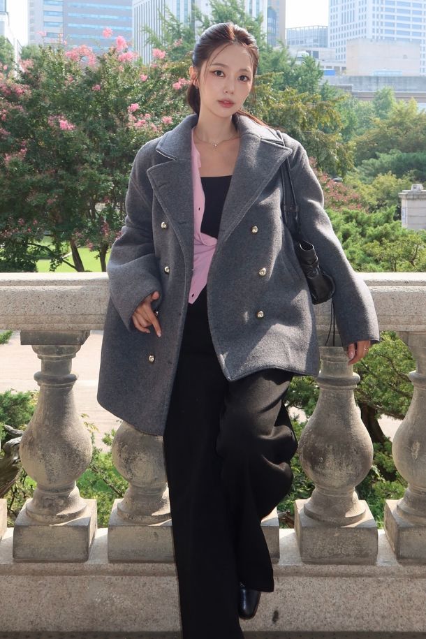 세련된 무드의 울 버튼 퍼코트입니다. 블랙과 그레이 두 가지 색상으로 출시되어, 어떤 룩에도 쉽게 매치할 수 있습니다. 엉덩이를 덮는 기장과 레귤러핏으로 편안하게 착용 가능하며, 클래식하고 엘레강스한 스타일을 연출합니다. 특히, 금장 버튼 디테일이 고급스러움을 더하며 오피스룩, 모임룩, 연말 모임룩 등 다양한 TPO에 활용하기 좋습니다. 가을, 겨울 시즌, 미니멀, 시크 스타일을 즐기는 여성분들께 추천합니다.
