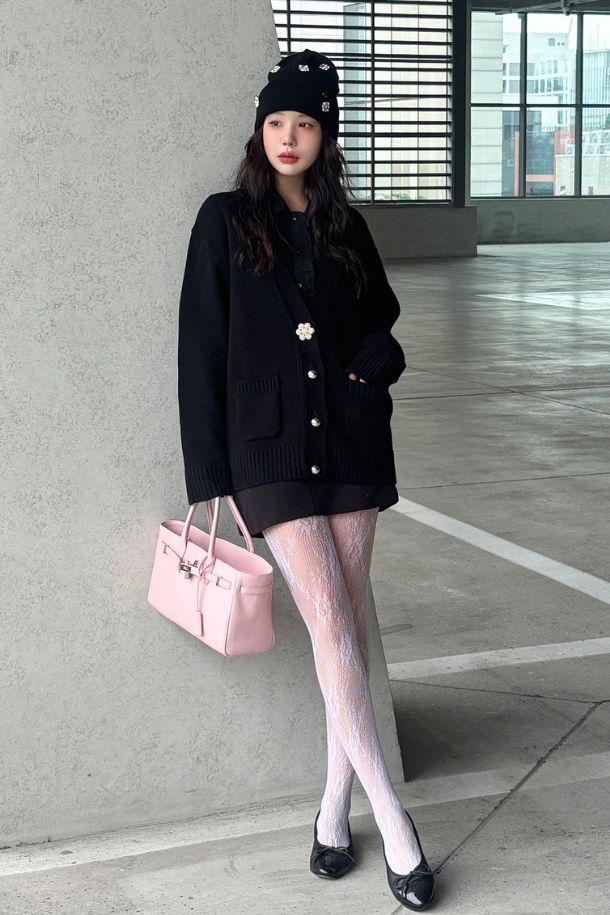 부드러운 앙고라와 버진울 소재로 제작된 여성용 블랙 가디건입니다. 가을과 겨울, 일상에서 클래식하고 엘레강스한 스타일을 연출하기 좋습니다. 라운드넥에 긴 소매, 두꺼운 두께감으로 포근함을 더하며, 오버핏 실루엣과 주얼 버튼 디테일이 특징입니다. 데이트룩, 모임룩, 소개팅룩 등 다양한 TPO에 미니멀하고 시크한 스타일을 완성해 보세요.
