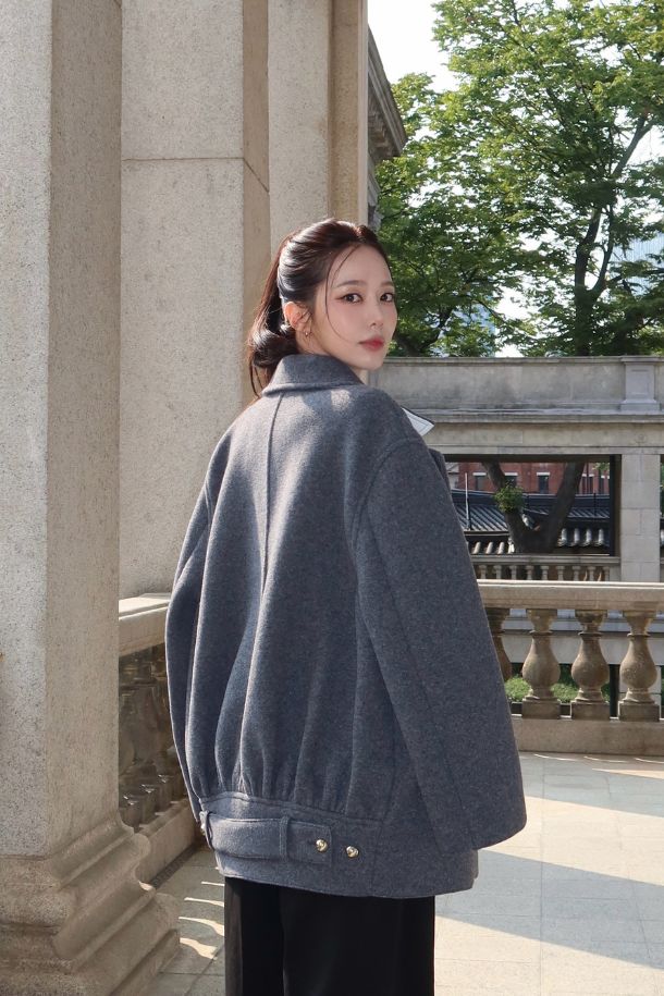 세련된 무드의 울 버튼 퍼코트입니다. 블랙과 그레이 두 가지 색상으로 출시되어, 어떤 룩에도 쉽게 매치할 수 있습니다. 엉덩이를 덮는 기장과 레귤러핏으로 편안하게 착용 가능하며, 클래식하고 엘레강스한 스타일을 연출합니다. 특히, 금장 버튼 디테일이 고급스러움을 더하며 오피스룩, 모임룩, 연말 모임룩 등 다양한 TPO에 활용하기 좋습니다. 가을, 겨울 시즌, 미니멀, 시크 스타일을 즐기는 여성분들께 추천합니다.
