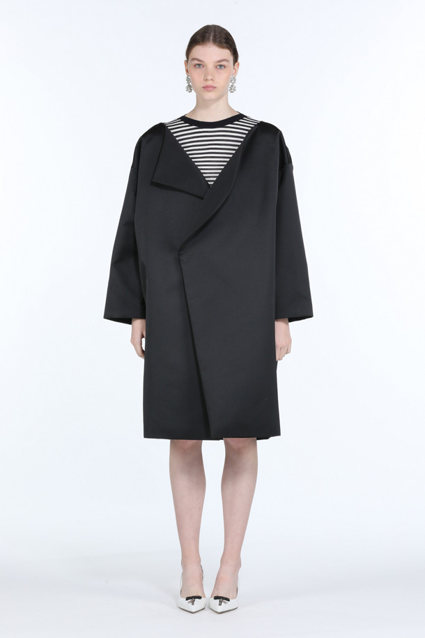 부드러운 촉감의 블랙 새틴 소재로 제작된 오버핏 오버 코트입니다. 미니멀하고 베이직한 디자인으로, 가을과 겨울철 데일리룩과 오피스룩에 모두 잘 어울립니다. 중간 두께감과 긴 소매 기장으로 보온성을 높였으며, 히든 버튼 여밈 방식이 깔끔한 실루엣을 연출합니다. 오버사이즈 핏으로 편안하면서도 세련된 스타일을 완성합니다. 클래식한 무드를 더해주는 필수 아이템입니다.
