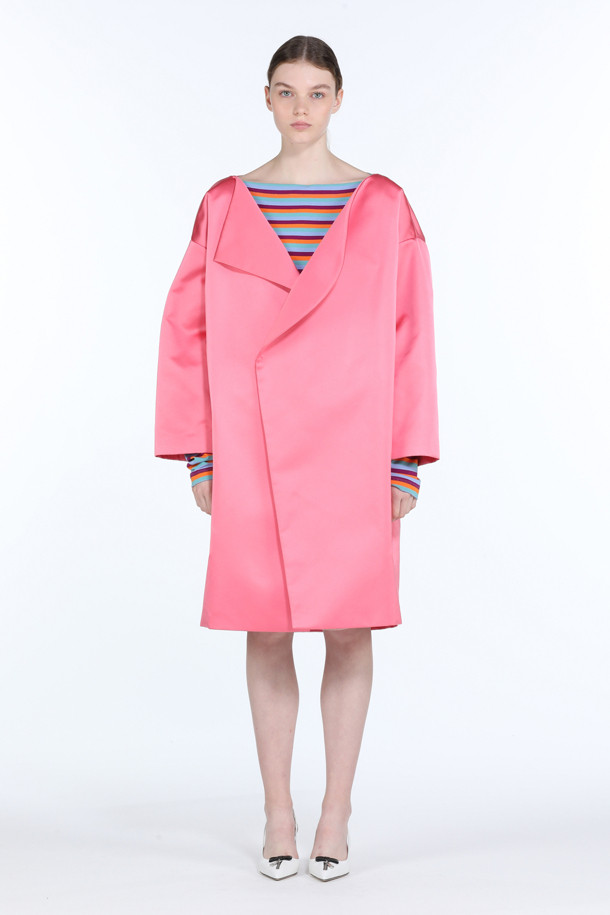 부드러운 촉감이 돋보이는 핑크 컬러의 여성용 새틴 오버 코트입니다. 미디엄 기장에 얇은 두께감으로 봄, 가을 간절기에 적합하며, 미니멀하고 엘레강스한 스타일을 연출합니다. 히든 버튼 클로징으로 깔끔함을 더했으며, 오버핏 디자인으로 편안하면서도 세련된 핏을 선사합니다. 데이트룩, 모임룩, 카페룩 등 다양한 TPO에 활용 가능하며, 미니멀, 클래식, 로맨틱 스타일을 즐겨 입는 분들께 추천합니다.
