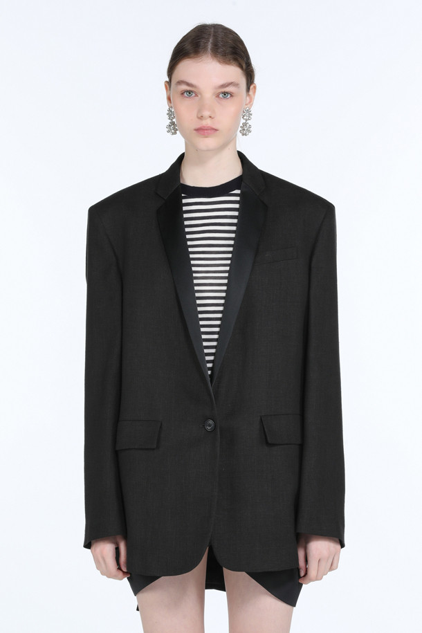 린넨 블랙 재킷은 봄, 여름 시즌에 어울리는 아우터입니다. 미니멀하고 베이직한 스타일의 무지 디자인으로, 데이트룩, 카페룩, 출근룩 등 다양한 TPO에 활용하기 좋습니다. 얇은 두께감의 린넨 소재와 오버핏 실루엣, 좁은 칼라와 싱글 버튼 여밈 방식의 블레이저 스타일로 시크한 매력을 더합니다. 긴 소매 기장의 레귤러 기장으로, 클래식하고 미니멀한 스타일을 연출할 수 있습니다.
