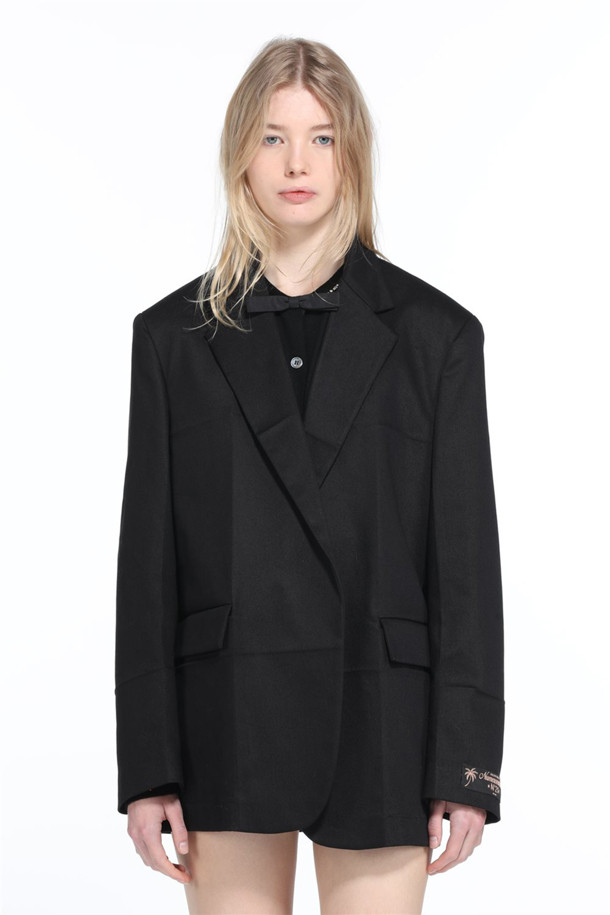 **코튼 오버핏 재킷**

부드러운 면 소재로 제작된 블랙 컬러의 코튼 오버핏 재킷입니다. 봄, 가을 시즌에 적합하며, 베이직하고 캐주얼한 스타일을 연출합니다. 풀 오픈 스타일로 편안하게 착용 가능하며, 데이트룩, 카페룩 등 다양한 TPO에 활용할 수 있습니다. 미니멀한 디자인으로 어떤 스타일에도 매치하기 용이한 데일리 아이템입니다. 넉넉한 오버핏으로 활동성을 높였습니다.
