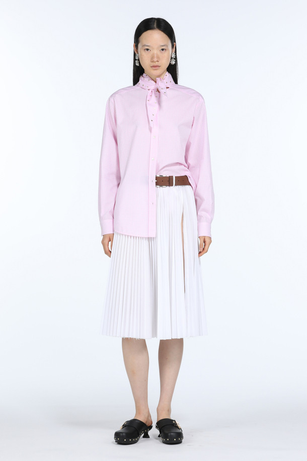 아코디언 플리츠 스커트는 여성 의류로, 봄과 여름에 어울리는 얇은 두께감의 플리츠 스커트입니다. A라인과 플리츠 디자인이 특징이며, 미니멀, 클래식, 캐주얼 스타일을 연출할 수 있습니다. 블랙과 화이트 두 가지 색상으로 제공되어 다양한 상의와 매치하기 용이합니다. 데이트룩, 카페룩, 쇼핑룩 등 다채로운 TPO에 활용할 수 있는 베이직한 아이템입니다. 아코디언 플리츠 디테일이 돋보이는 디자인으로, 세련된 룩을 완성해보세요.
